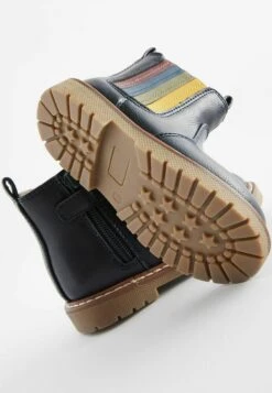 Next Chelsea Stivali Da Neve Navy Blue Rainbow Stripe Bambini Scarpe Neonato NX314I064-K12 8 Next Chelsea Stivali Da Neve Navy Blue Rainbow Stripe Bambini Scarpe Neonato NX314I064-K12 -Chic Scarpe Negozio 06a6a6b9bc8d4b549fff87be6fc9353e