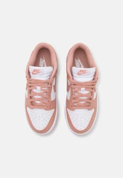 Nike Sportswear Dunk Sneakers BasseWhite/Rose Whisper Donna Sneakers NI111A0RH-A17 9 Nike Sportswear Dunk Sneakers BasseWhite/Rose Whisper Donna Sneakers NI111A0RH-A17 -Chic Scarpe Negozio 2ddc74821ca94dcc87508c02dbac9a81