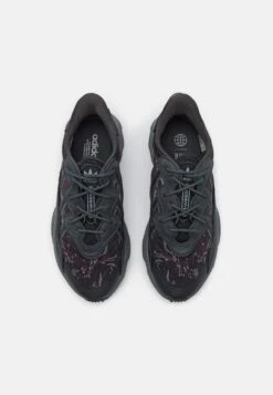 Adidas Originals Ozweego UnisexSneakers BasseCarbon/Shadow Red Donna Scarpe AD115O1II-Q11 9 Adidas Originals Ozweego UnisexSneakers BasseCarbon/Shadow Red Donna Scarpe AD115O1II-Q11 -Chic Scarpe Negozio 3daa92b1af984d689f86c7e28ff3d5f7