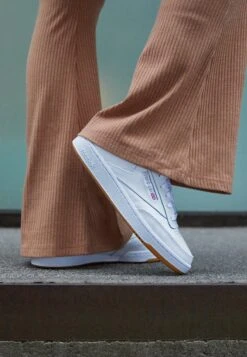 Reebok Classic Club C 85Sneakers BasseWhite/Light Grey Donna Sneakers RE011S06G-A11 11 Reebok Classic Club C 85Sneakers BasseWhite/Light Grey Donna Sneakers RE011S06G-A11 -Chic Scarpe Negozio 469656c425b94ed08fe36ee772b98e70