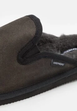 Shepherd AdamPantofoleMatt Black Uomo Pantofole S3012I018-Q11 11 Shepherd AdamPantofoleMatt Black Uomo Pantofole S3012I018-Q11 -Chic Scarpe Negozio 4781e58ceb6044a6ab1428444077619b