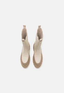 Calvin Klein Jeans Flatform Chelsea BootStivali Con PlateauEggshell/Travertine Donna Stivali C1811N038-A11 9 Calvin Klein Jeans Flatform Chelsea BootStivali Con PlateauEggshell/Travertine Donna Stivali C1811N038-A11 -Chic Scarpe Negozio 48df6f18450b4d5ebc6a10ac9b51a163