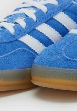 Adidas Originals Gazelle IndoorSneakers BasseBlue Fusion Cloud White Gold Metallic Donna Sneakers AD111A280-K11 -Chic Scarpe Negozio 504de06182344a1db2116acebc5c879a