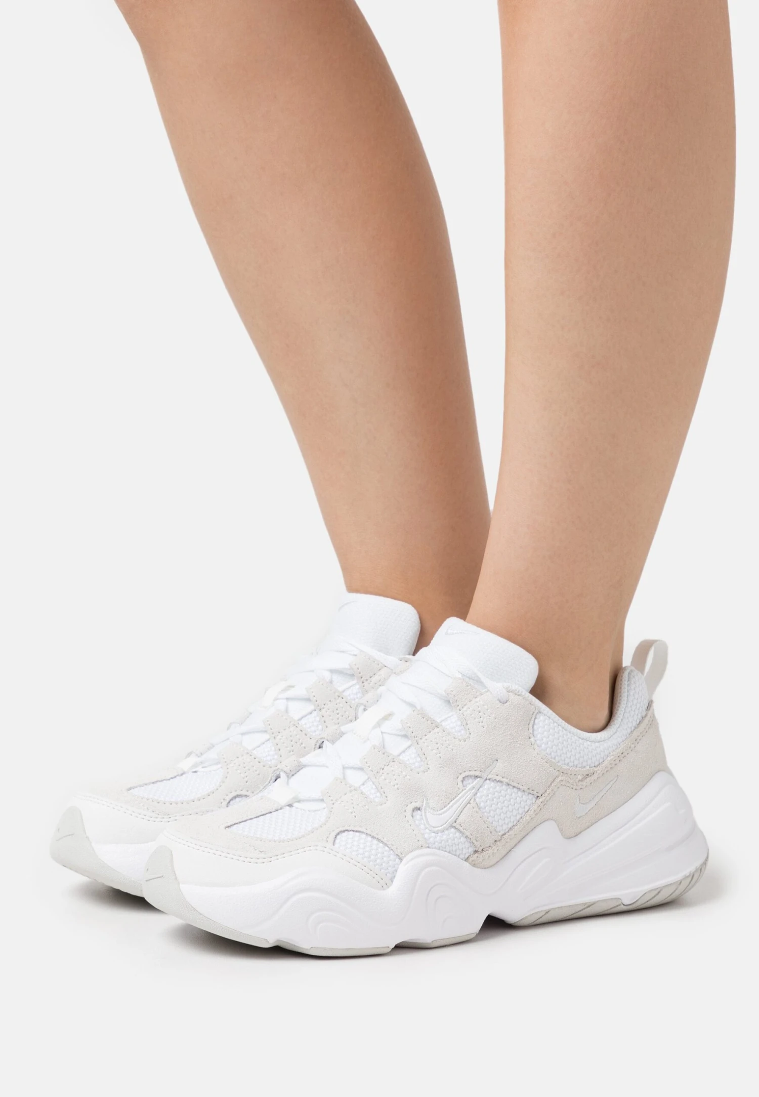 Nike Sportswear Tech HeraSneakers BasseWhite/Summit White/Photon Dust Donna Sneakers NI111A18R-A11 3 Nike Sportswear Tech HeraSneakers BasseWhite/Summit White/Photon Dust Donna Sneakers NI111A18R-A11 - immagine 3