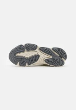 Adidas Originals Oztral UnisexSneakers BasseAlumina/Grey Five/Silver Metallic Donna Scarpe AD115O1H4-C11 14 Adidas Originals Oztral UnisexSneakers BasseAlumina/Grey Five/Silver Metallic Donna Scarpe AD115O1H4-C11 -Chic Scarpe Negozio 56a9433d437548e0ab687ec7cf4cc76a