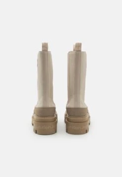 Calvin Klein Jeans Flatform Chelsea BootStivali Con PlateauEggshell/Travertine Donna Stivali C1811N038-A11 7 Calvin Klein Jeans Flatform Chelsea BootStivali Con PlateauEggshell/Travertine Donna Stivali C1811N038-A11 -Chic Scarpe Negozio 582ca7398c1d4caaa189ac41062b7887