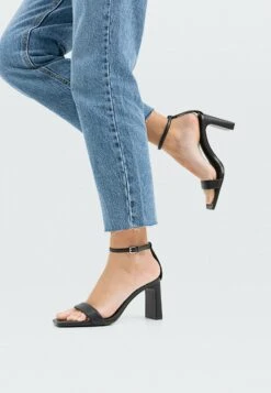 Stradivarius Wide Fit Absatzsandalen Mit Gesteppten Riemchen 19200974Sandali Con TaccoBlack Donna Tacchi Alti STH11A0I7-Q11