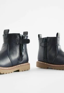 Next Chelsea Stivali Da Neve Navy Blue Rainbow Stripe Bambini Scarpe Neonato NX314I064-K12 9 Next Chelsea Stivali Da Neve Navy Blue Rainbow Stripe Bambini Scarpe Neonato NX314I064-K12 -Chic Scarpe Negozio 62af7525b50b4e6eaf9f56e9dfbb69c3