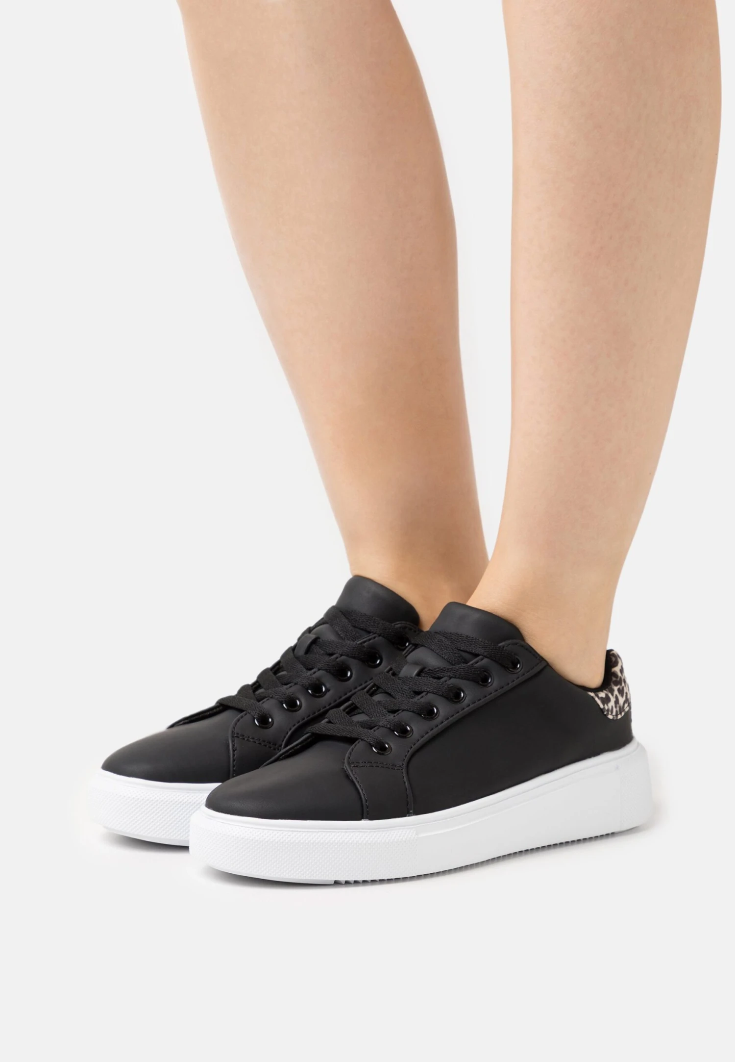 Marks & Spencer Sneakers BasseBlack Donna Sneakers QM411A04B-Q11 1 Marks & Spencer Sneakers BasseBlack Donna Sneakers QM411A04B-Q11