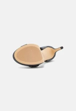 MICHAEL Michael Kors Jordyn Platfrom Sandali Con PlateauBlack Donna Tacchi Alti MK111A11V-Q11 12 MICHAEL Michael Kors Jordyn Platfrom Sandali Con PlateauBlack Donna Tacchi Alti MK111A11V-Q11 -Chic Scarpe Negozio 6f68cf808c654ba09a9445769bf3e1c8