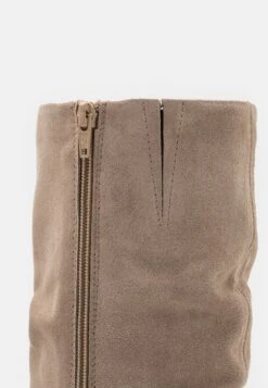 Tamaris Online ExclusiveStivali AltiTaupe Donna Stivali TA111A3W3-B11 11 Tamaris Online ExclusiveStivali AltiTaupe Donna Stivali TA111A3W3-B11 -Chic Scarpe Negozio 71f666574a044948ab240959b6bf2ee8