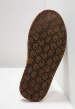 Ugg Scuff - Pantofole - Cognac -Chic Scarpe Negozio 75f6851894c847a4a78d60a9772aee74