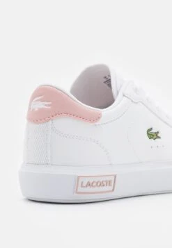 Lacoste PowercourtSneakers BasseWhite/Light Pink Bambini Sneakers LA213D02V-A11 11 Lacoste PowercourtSneakers BasseWhite/Light Pink Bambini Sneakers LA213D02V-A11 -Chic Scarpe Negozio 7aff34d3a154407fa44db2bf2faf6687