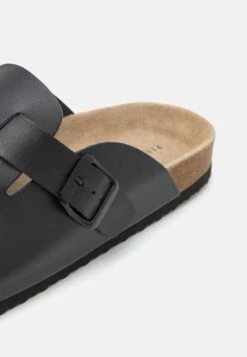 Pier One Leather Unisex - Pantofole - Black 11 Pier One Leather Unisex - Pantofole - Black -Chic Scarpe Negozio 7b28889d1d2247a8abcae3a4a4c34674