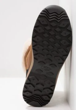 Ugg AdirondackStivali Da Neve Chestnut Donna Stivali UG111X027-O11 14 Ugg AdirondackStivali Da Neve Chestnut Donna Stivali UG111X027-O11 -Chic Scarpe Negozio 7c2648fd02964f909076d91b85431126