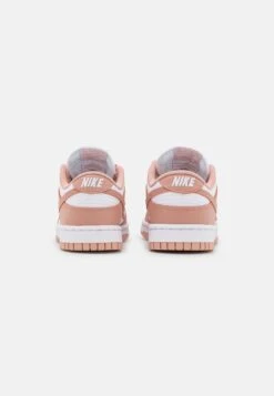 Nike Sportswear Dunk Sneakers BasseWhite/Rose Whisper Donna Sneakers NI111A0RH-A17 7 Nike Sportswear Dunk Sneakers BasseWhite/Rose Whisper Donna Sneakers NI111A0RH-A17 -Chic Scarpe Negozio 7c2bbcc30f294bd792e4d07805cf600a