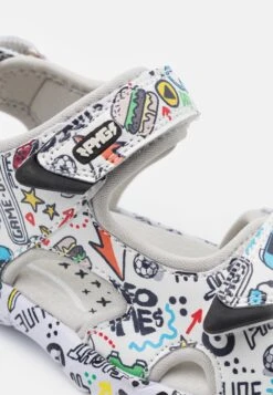 Primigi Sandali Da TrekkingBianco/Nero Bambini Scarpe PR314G038-T11 11 Primigi Sandali Da TrekkingBianco/Nero Bambini Scarpe PR314G038-T11 -Chic Scarpe Negozio 83fc08967b75440eb9a3983097efc057