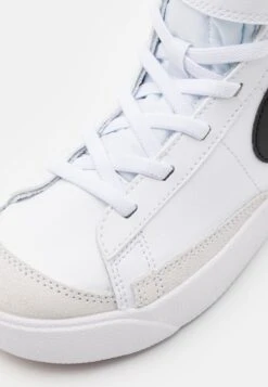 Nike Sportswear Blazer Mid 77 UnisexSneakers AlteWhite/Black/Total Orange Bambini Sneakers NI114D0GU-A11 11 Nike Sportswear Blazer Mid 77 UnisexSneakers AlteWhite/Black/Total Orange Bambini Sneakers NI114D0GU-A11 -Chic Scarpe Negozio 885267801b274980958c95f36b590771