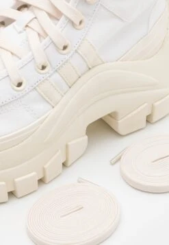 Adidas Originals Nizza Hi Xy22 UnisexSneakers AlteFootwear White/Chalk White/Grey Two Uomo Scarpe AD115N032-A11 11 Adidas Originals Nizza Hi Xy22 UnisexSneakers AlteFootwear White/Chalk White/Grey Two Uomo Scarpe AD115N032-A11 -Chic Scarpe Negozio 8ee2a8d32ac943569618d13307a9325f