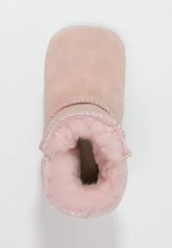 Ugg Erin - Scarpe Neonato - Baby Pink 11 Ugg Erin - Scarpe Neonato - Baby Pink -Chic Scarpe Negozio 9fbea0255a094047a0c3e5165e5ddd23