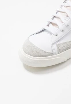 Nike Sportswear Blazer Mid '77 Vntg - Sneakers Alte - White/Black 17 Nike Sportswear Blazer Mid '77 Vntg - Sneakers Alte - White/Black -Chic Scarpe Negozio a23f827a1292440ea58132faa7f45e53