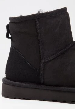 Ugg Classic MiniStivalettiBlack Donna Stivaletti UG111Y00A-Q11 17 Ugg Classic MiniStivalettiBlack Donna Stivaletti UG111Y00A-Q11 -Chic Scarpe Negozio a911d1b31add41fdbb8c61a60b9cc56b