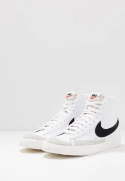 Nike Sportswear Blazer Mid '77 Vntg - Sneakers Alte - White/Black 14 Nike Sportswear Blazer Mid '77 Vntg - Sneakers Alte - White/Black -Chic Scarpe Negozio abca417c4f59470a85fbac5fe610ccec