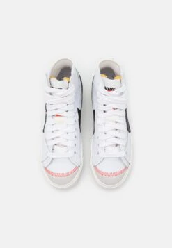 Nike Sportswear Blazer Mid '77 Jumbo UnisexSneakers AlteWhite/Black/Sail/Team Orange Donna Sneakers NI112N02S-A11 -Chic Scarpe Negozio ac3547823f4b458ba1243f1338265394