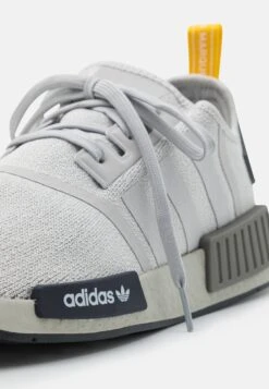 Adidas Originals Nmd_R1 UnisexSneakers BasseGrey One/Grey Three/Legend Ink Donna Scarpe AD115O1IO-C11 -Chic Scarpe Negozio b5200354fb2843d89aecbf0ba18fa98b