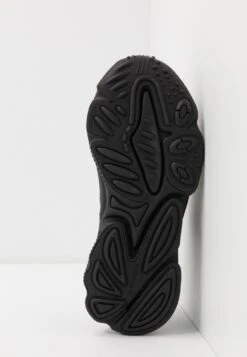 Adidas Originals Ozweego - Sneakers Basse - Core Black/Trace Grey Metallic 11 Adidas Originals Ozweego - Sneakers Basse - Core Black/Trace Grey Metallic -Chic Scarpe Negozio b9cab04bf2fc4eabac540ec5910d3e94