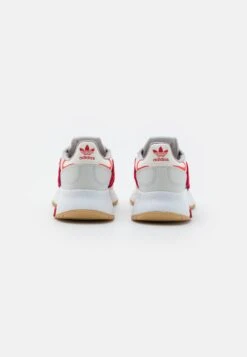 Adidas Originals Retropy F2 UnisexSneakers BasseCore White/Better Scarlet/Solar Red Uomo Scarpe AD115O1IQ-A12 8 Adidas Originals Retropy F2 UnisexSneakers BasseCore White/Better Scarlet/Solar Red Uomo Scarpe AD115O1IQ-A12 -Chic Scarpe Negozio bc8f6a43e48642f3b90e4d13f8f91ead
