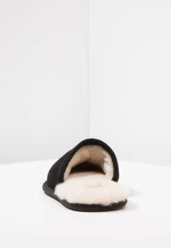 Ugg Scuff - Pantofole - Black 9 Ugg Scuff - Pantofole - Black -Chic Scarpe Negozio c0219143325a41e1997cb0a8e2c640a7