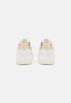 LOVE MOSCHINO Sneakers BasseWhite Donna Sneakers LO911A0FZ-A11 10 LOVE MOSCHINO Sneakers BasseWhite Donna Sneakers LO911A0FZ-A11 -Chic Scarpe Negozio c0f2f9b1be6341af9f8b6648f8c6df71