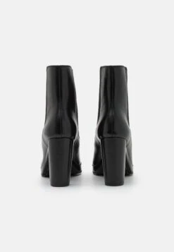 Geox D Walk Pleasure 85Stivaletti Con TaccoBlack Donna Stivaletti GE111N0AZ-Q11 -Chic Scarpe Negozio c76b68e6277c47e59ecaf2a7f526ee82