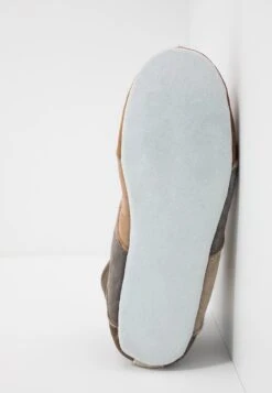 Shepherd HansPantofoleMulticolor Uomo Pantofole S3012I00P-T11 10 Shepherd HansPantofoleMulticolor Uomo Pantofole S3012I00P-T11 -Chic Scarpe Negozio cc0eb67122af4f899b350a7ad466de33