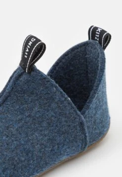 Living Kitzbühel Slipper Mit Mittelnaht UnisexPantofoleMidnight Navy Bambini Pantofole LI216L02H-K11 11 Living Kitzbühel Slipper Mit Mittelnaht UnisexPantofoleMidnight Navy Bambini Pantofole LI216L02H-K11 -Chic Scarpe Negozio d0aba0bc1184417ab4f820ee9bdbe143