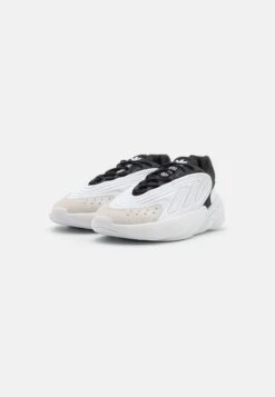 Adidas Originals Ozelia UnisexSneakers BasseFootwear White/Core Black Donna Scarpe AD115O1BJ-A11 -Chic Scarpe Negozio d802a5edd13d4f3b81cf48cf2f29a33a