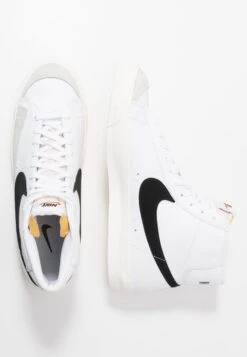 Nike Sportswear Blazer Mid '77 Vntg - Sneakers Alte - White/Black 13 Nike Sportswear Blazer Mid '77 Vntg - Sneakers Alte - White/Black -Chic Scarpe Negozio db67024af67644898e485f7fcd9b4eba