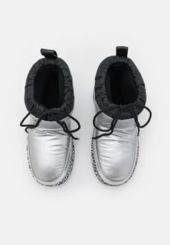 LOVE MOSCHINO Stivali Da Neve Argento Donna Stivali LO911X01K-D11 -Chic Scarpe Negozio dfdf370786d94e56b3ba11297e87e69b