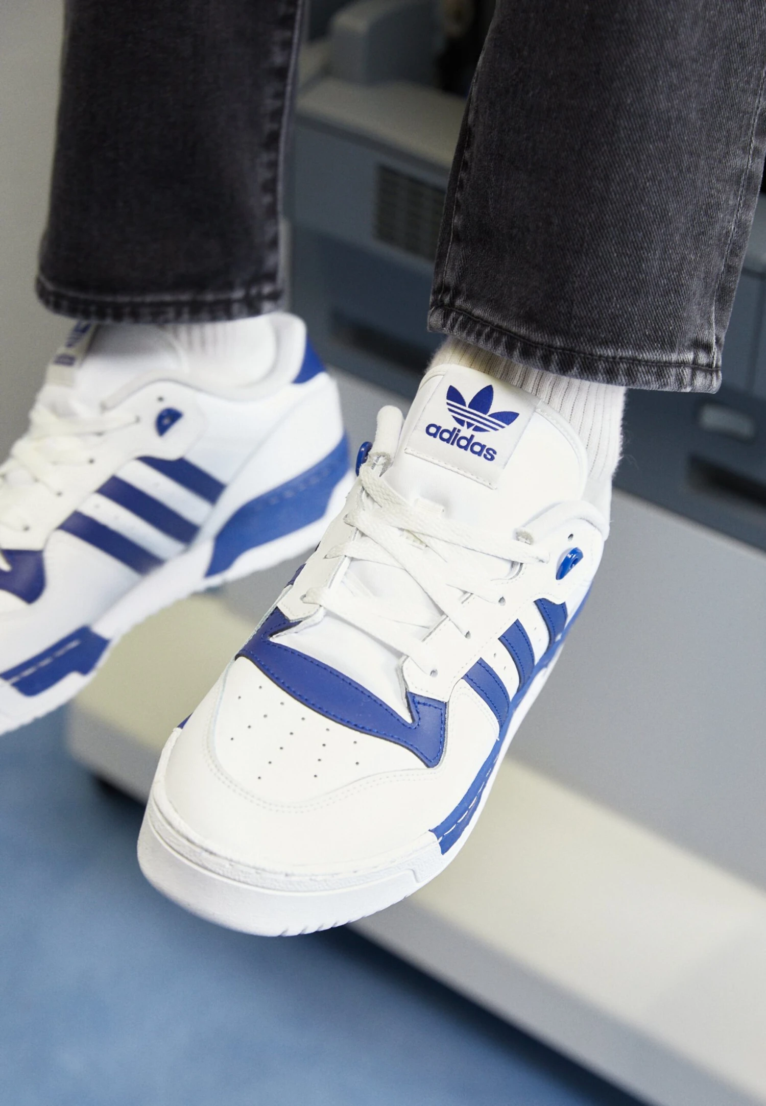 Adidas Originals Rivalry UnisexSneakers BasseFtwr White/Victory Blue/Vivid Red Uomo Scarpe AD115O1J2-A11 2 Adidas Originals Rivalry UnisexSneakers BasseFtwr White/Victory Blue/Vivid Red Uomo Scarpe AD115O1J2-A11 - immagine 2