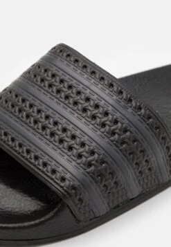 Adidas Originals Adilette UnisexCiabattineCore Black/Carbon Uomo Scarpe AD115G026-Q11 11 Adidas Originals Adilette UnisexCiabattineCore Black/Carbon Uomo Scarpe AD115G026-Q11 -Chic Scarpe Negozio e95015beaf284d26a7a82d3ae8f22139