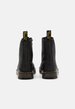 Dr. Martens 1460 Pascal UnisexStivaletti StringatiBlack Outlaw Uomo Stivaletti/Stivali DO215K06K-Q11 8 Dr. Martens 1460 Pascal UnisexStivaletti StringatiBlack Outlaw Uomo Stivaletti/Stivali DO215K06K-Q11 -Chic Scarpe Negozio ea0edf20a231402a91145f3d12bfc109