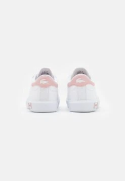 Lacoste PowercourtSneakers BasseWhite/Light Pink Bambini Sneakers LA213D02V-A11 8 Lacoste PowercourtSneakers BasseWhite/Light Pink Bambini Sneakers LA213D02V-A11 -Chic Scarpe Negozio f3c47aeff3da49109e2fce3bf17d95fe