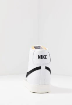Nike Sportswear Blazer Mid '77 Vntg - Sneakers Alte - White/Black 15 Nike Sportswear Blazer Mid '77 Vntg - Sneakers Alte - White/Black -Chic Scarpe Negozio f75a215d89d041498b371392f090c258