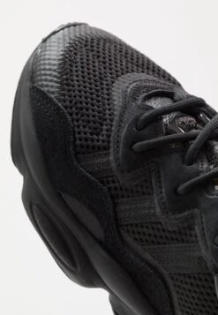 Adidas Originals Ozweego - Sneakers Basse - Core Black/Trace Grey Metallic 8 Adidas Originals Ozweego - Sneakers Basse - Core Black/Trace Grey Metallic -Chic Scarpe Negozio ffeea4e564684036b5a9ba2db137ed5e